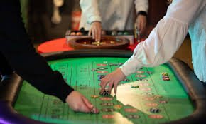 Antarmuka aplikasi kapaltogel menampilkan kasino langsung dengan meja blackjack dan roulette